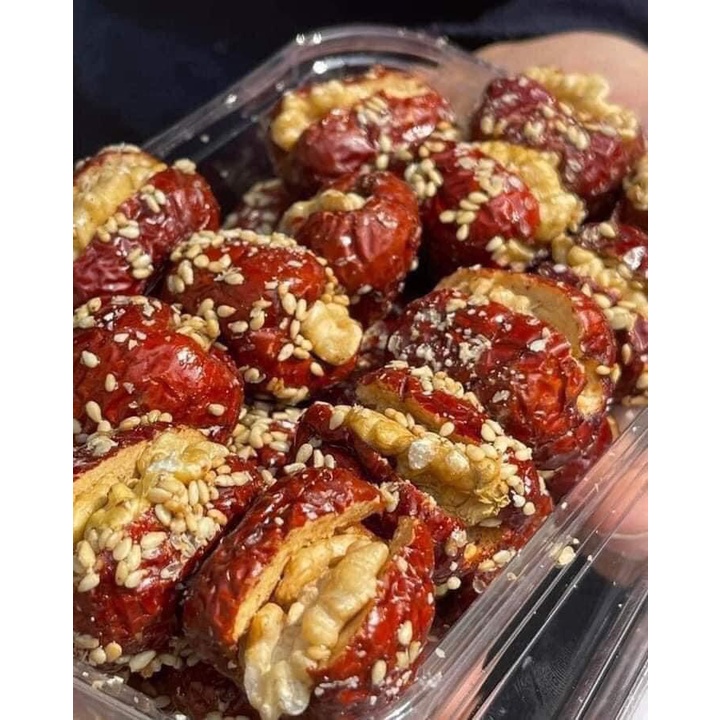 Táo đỏ kẹp óc chó phủ mè