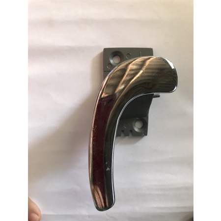 tay mở cửa trong B07