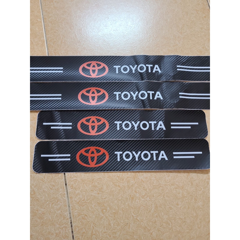 Bộ 04 Miếng dán chống xước bậc cửa ô tô sợi Carbon bền đẹp có Logo hãng xe