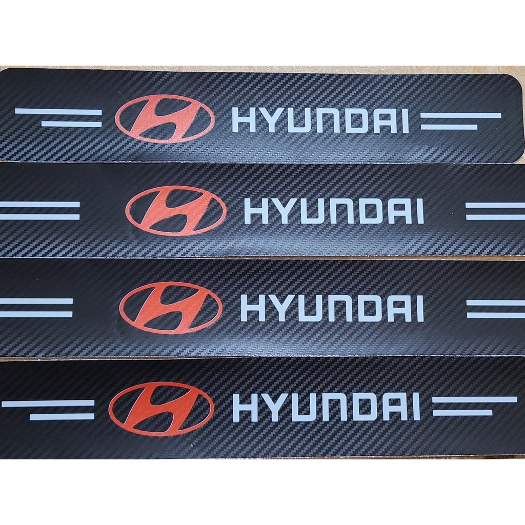 Bộ 04 Miếng dán chống xước bậc cửa ô tô sợi Carbon bền đẹp có Logo hãng xe