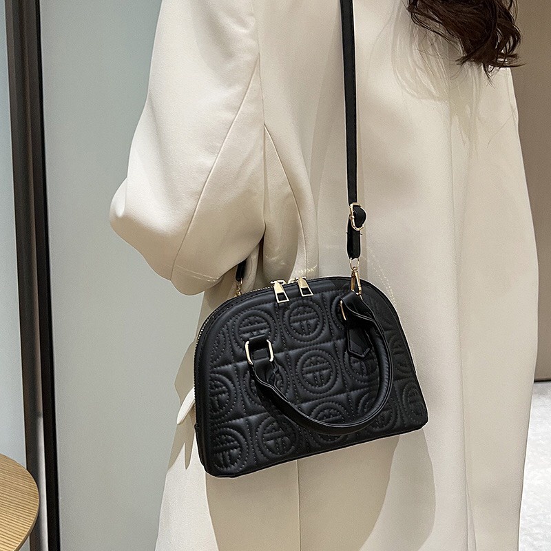 T04 - Túi đeo chéo họa tiết nổi dáng vỏ hến