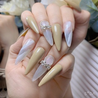 Nailbox thiết kế thủ công màu nude kết hợp loang trắng gắn charm