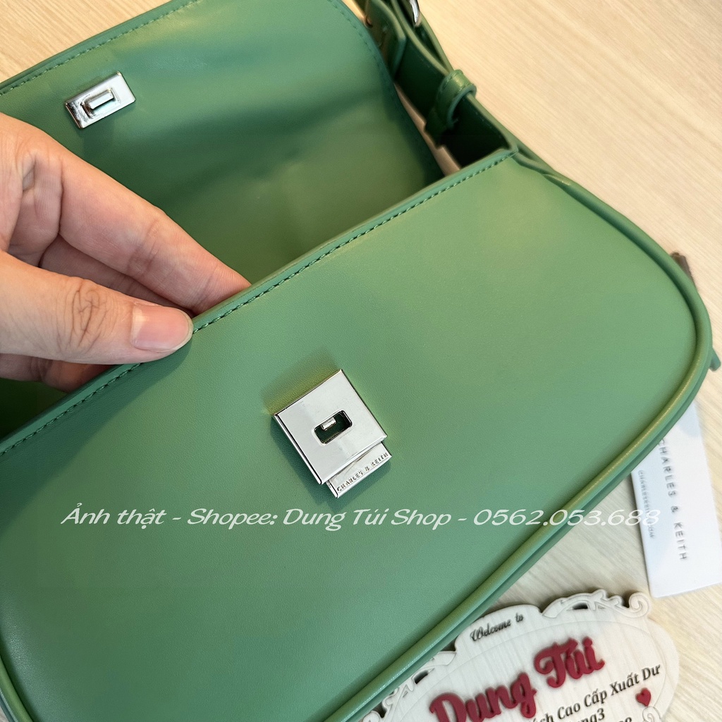 Túi nữ đeo vai size 25 nắp gập phần dây đeo có khóa hình bông hoa CK2-20782039 full màu