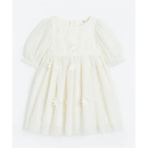 Váy ren trắng đính hoa