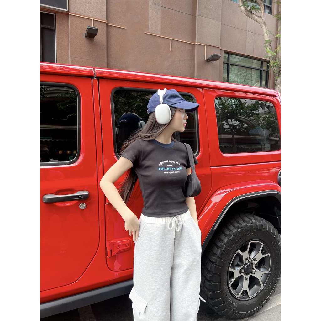 Áo thun ôm tay ngắn in chữ THE JOLLY DAY