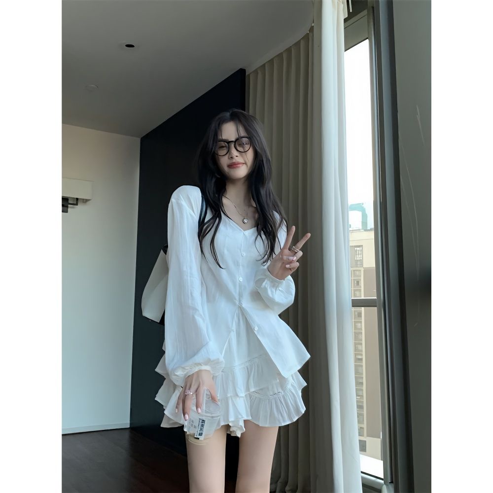 Set áo trắng tay dài mềm mại và chân váy xòe bồng bềnh thoáng mát phù hợp đi chơi, đi cafe