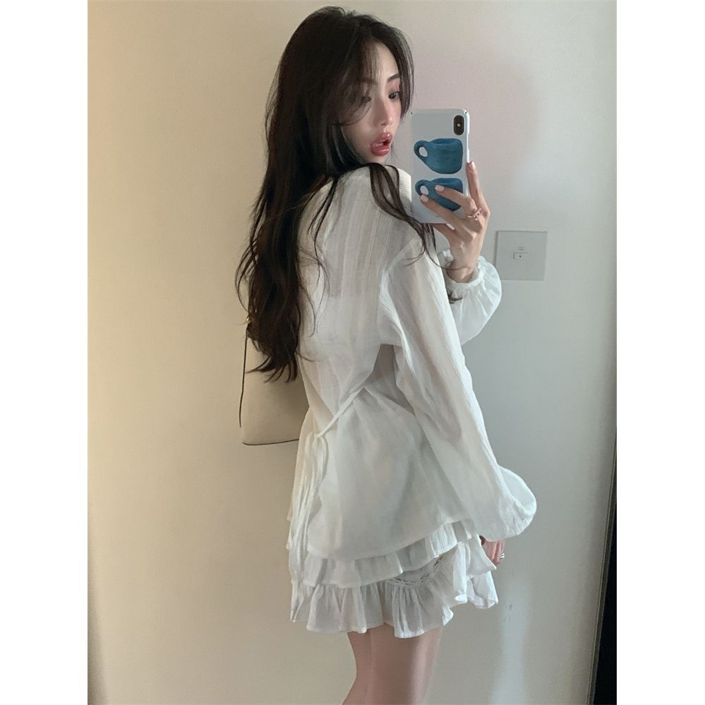 Set áo trắng tay dài mềm mại và chân váy xòe bồng bềnh thoáng mát phù hợp đi chơi, đi cafe