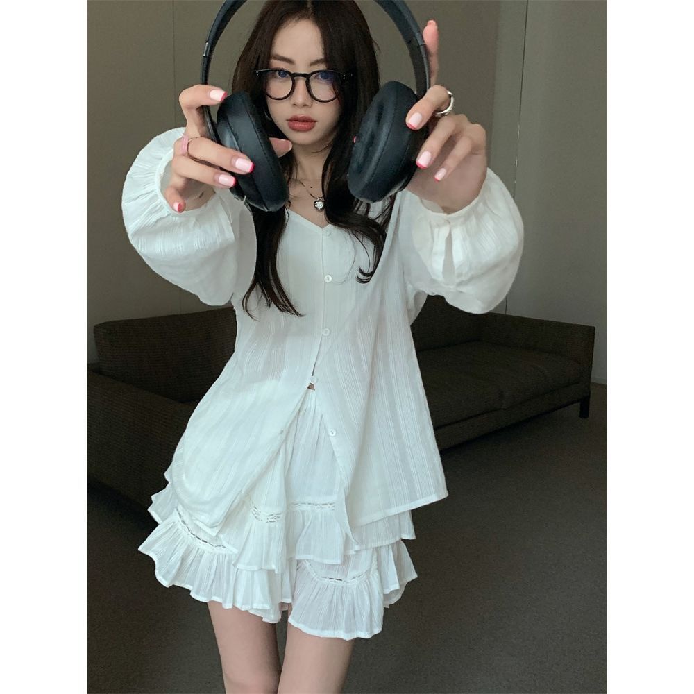 Set áo trắng tay dài mềm mại và chân váy xòe bồng bềnh thoáng mát phù hợp đi chơi, đi cafe