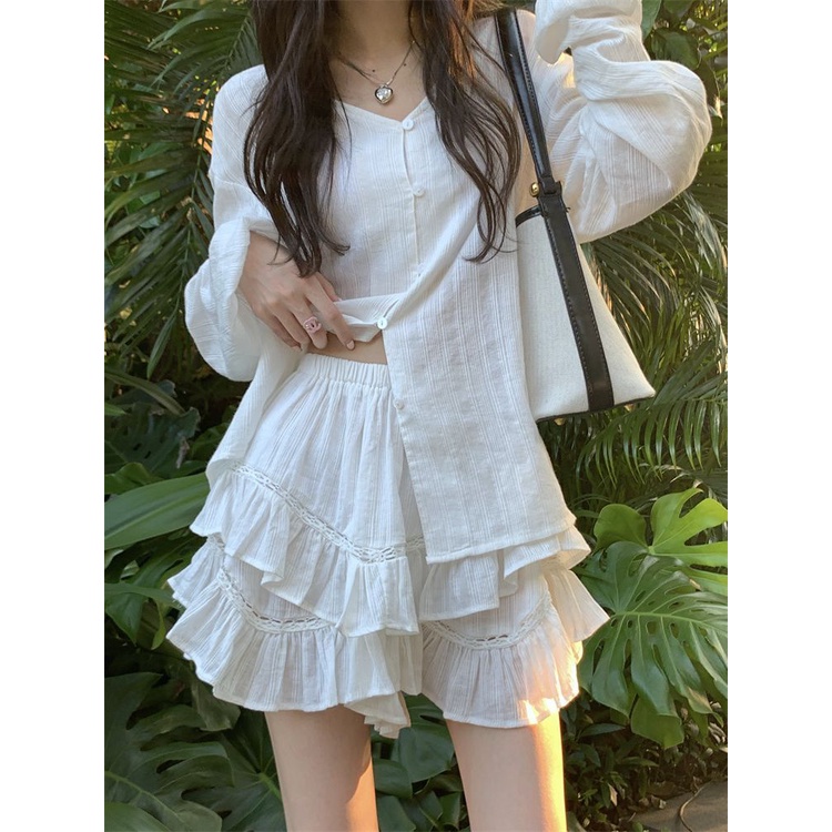 Set áo trắng tay dài mềm mại và chân váy xòe bồng bềnh thoáng mát phù hợp đi chơi, đi cafe