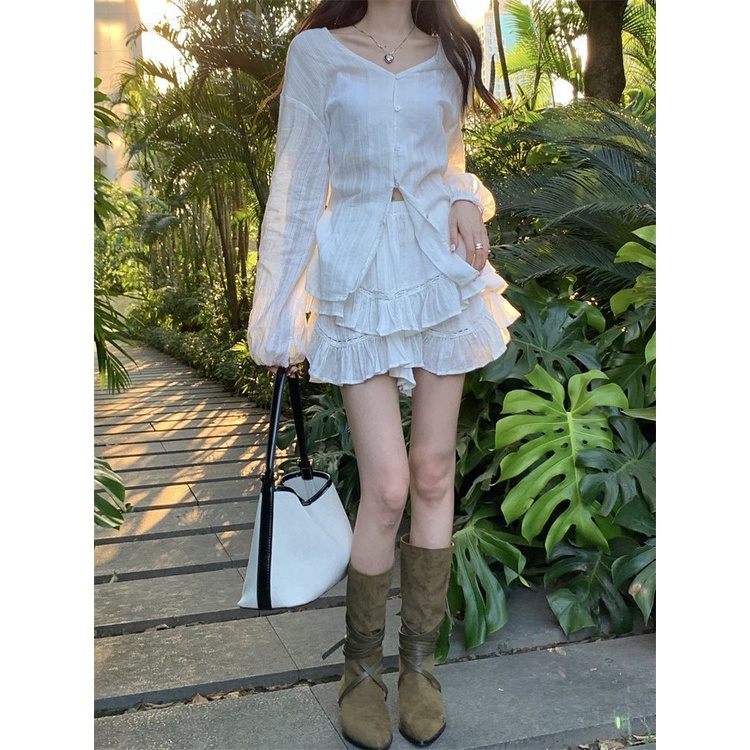 Set áo trắng tay dài mềm mại và chân váy xòe bồng bềnh thoáng mát phù hợp đi chơi, đi cafe