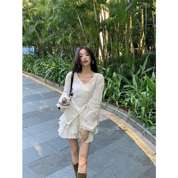 Set áo trắng tay dài mềm mại và chân váy xòe bồng bềnh thoáng mát phù hợp đi chơi, đi cafe