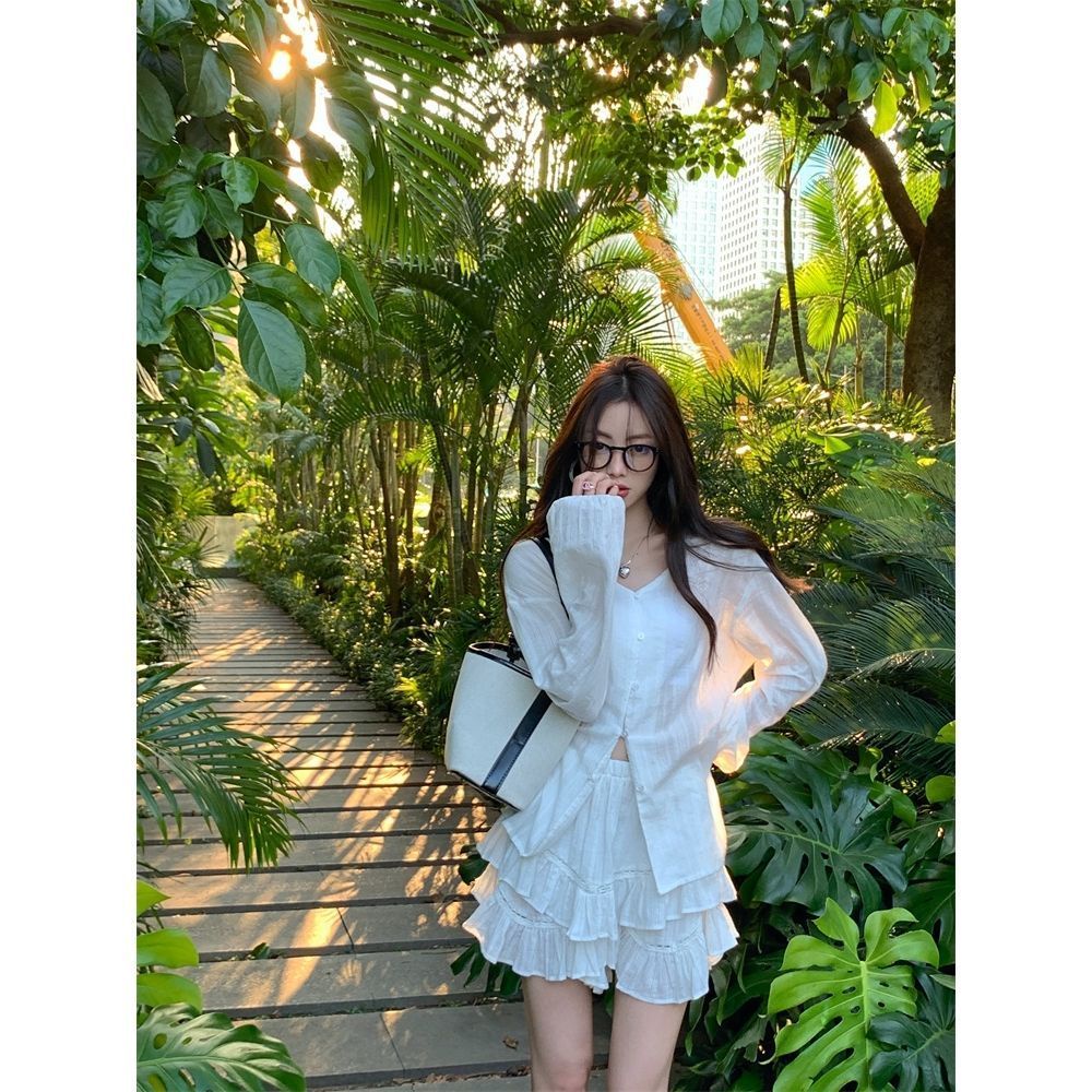 Set áo trắng tay dài mềm mại và chân váy xòe bồng bềnh thoáng mát phù hợp đi chơi, đi cafe