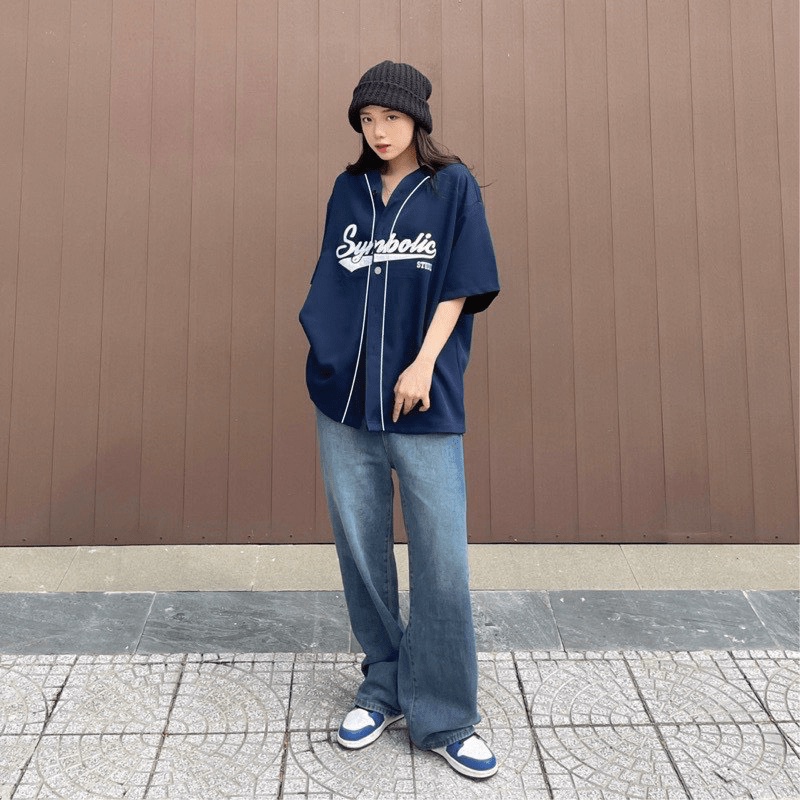 Áo Sơ Mi Nữ Nút Cài Cổ Bomber Thêu Logo Chữ Vải Kate Mịn Mát Chạy Viền Mí NEW UNISEX