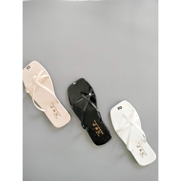 Dép lê nữ xỏ ngón quai dây chéo da bóng mũi vuông đế chống trơn trượt