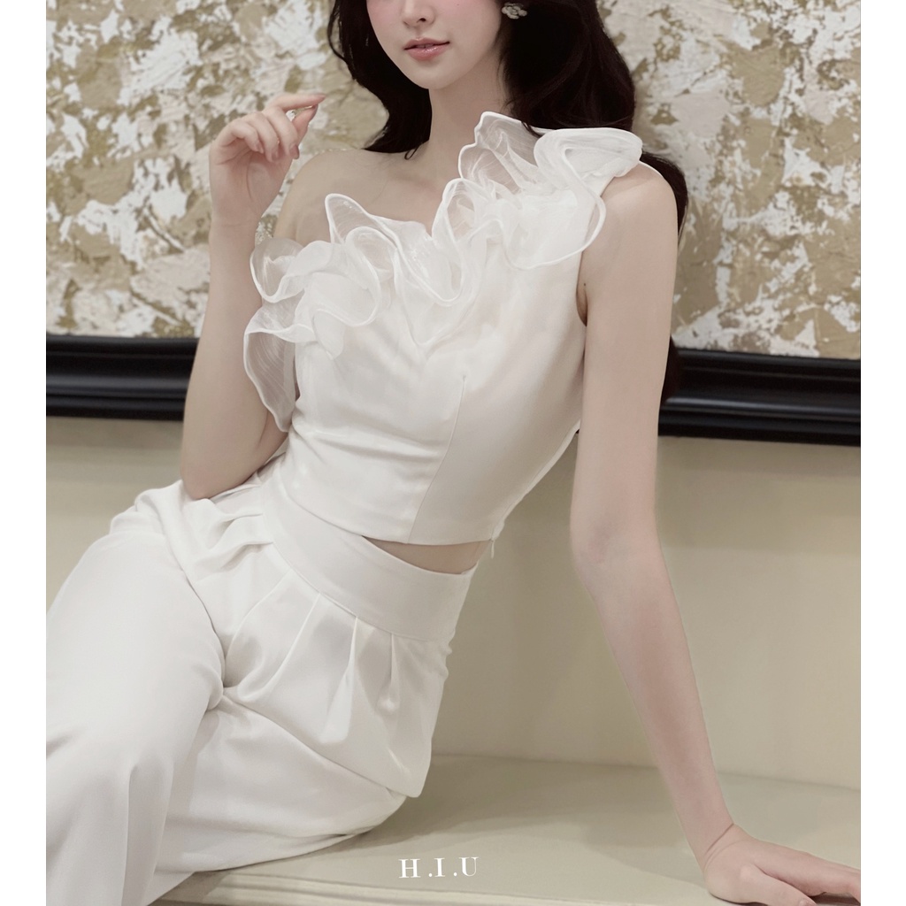 Áo kiểu nữ lệch vai trắng nhún bèo voan phối 2 lớp Sea Croptop H.I.U Fashion ,  Vải chéo ý dày dặn ko nhàu chuẩn form | BigBuy360 - bigbuy360.vn