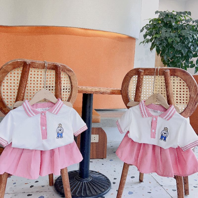 Set áo polo kèm chân váy thô bé gái