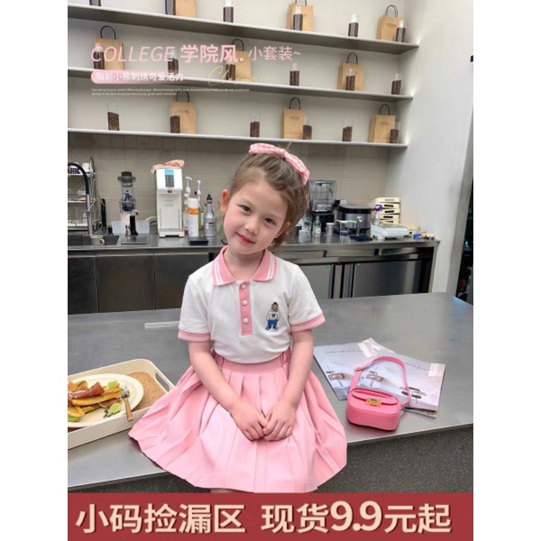 Set áo polo kèm chân váy thô bé gái