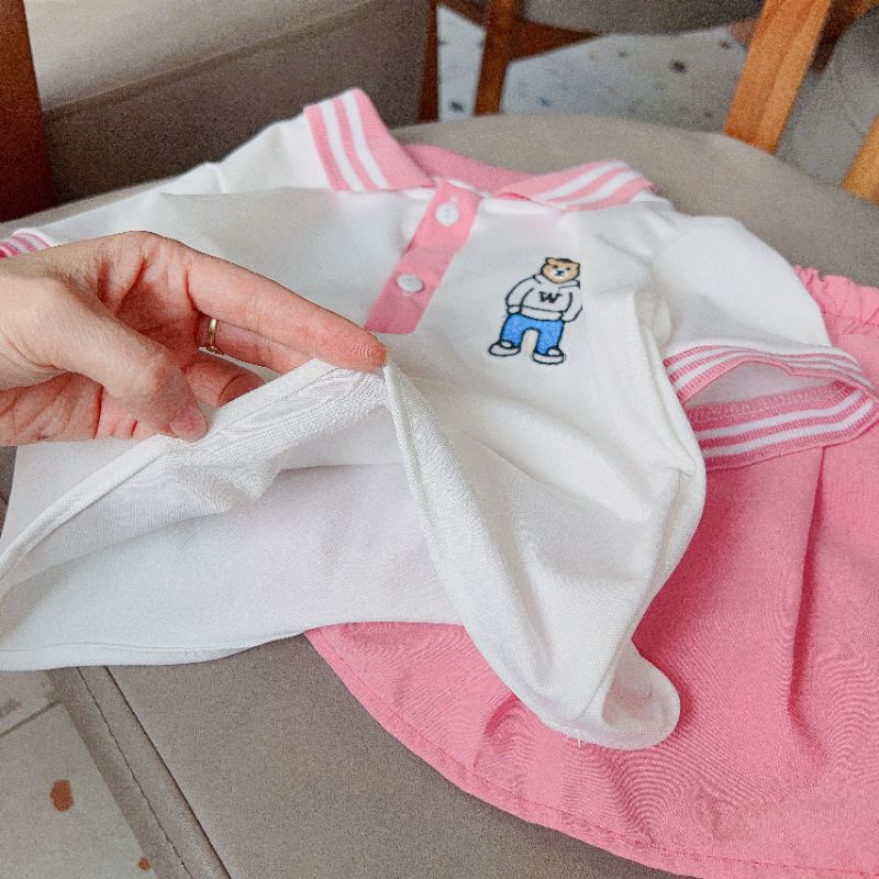 Set áo polo kèm chân váy thô bé gái