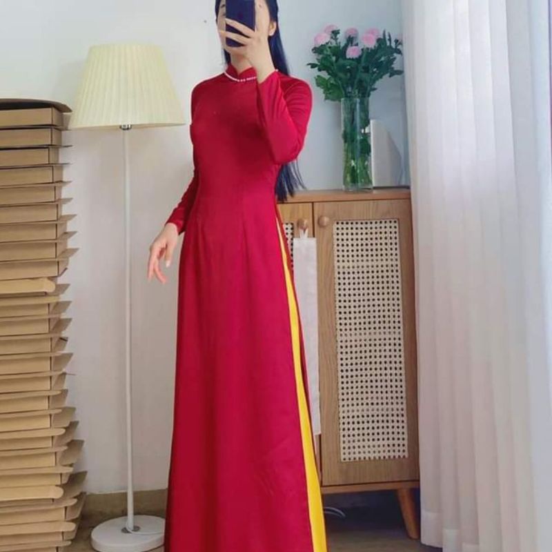Áo dài trơn màu đỏ tươi có cổ tay dài vải ngọc trai dáng truyền thống