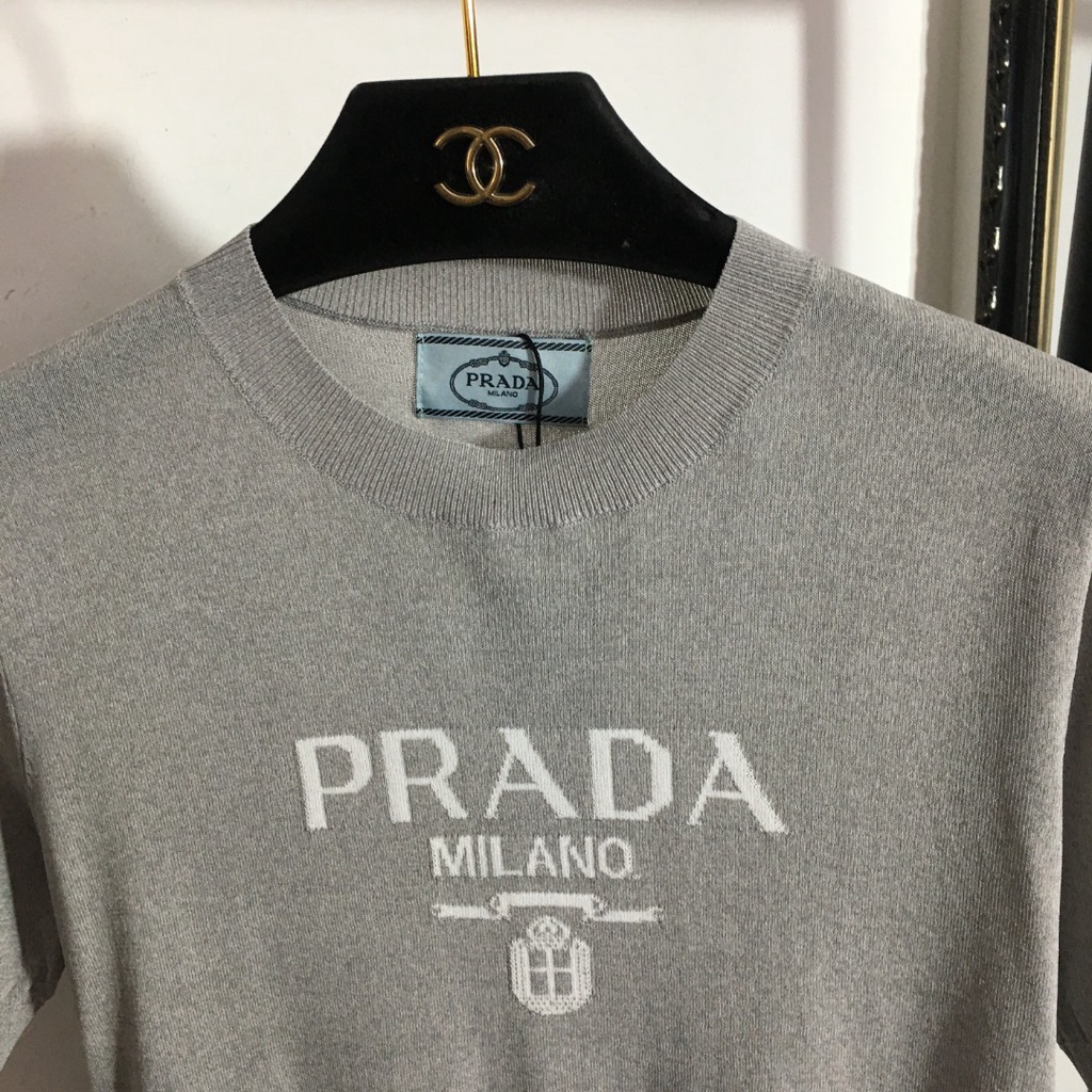 Áo len ngắn tay có logo ngực Prada màu xám cổ điển