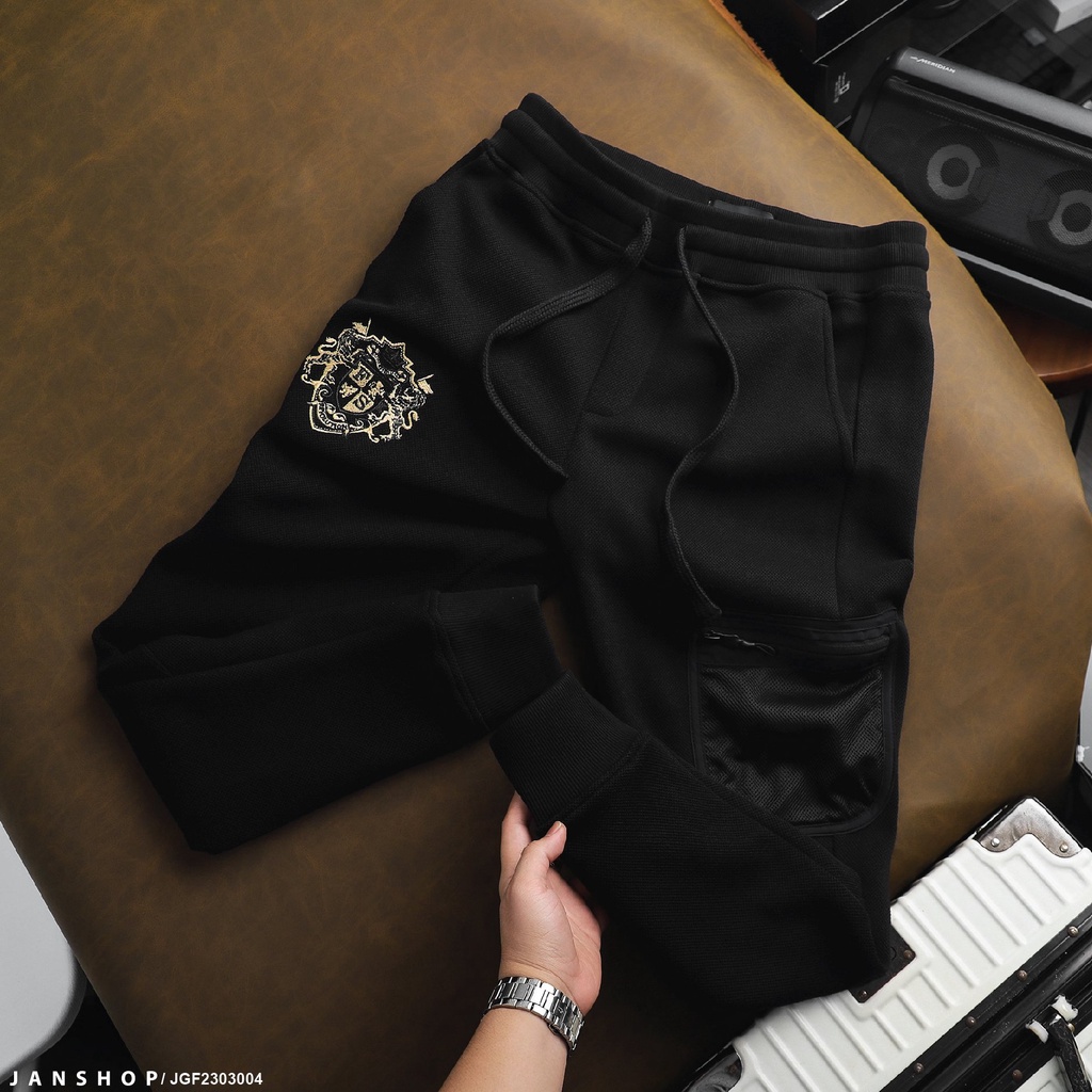 Jogger chất vải mịn mượt, form dáng regular thoải mái, tạo điểm nhấn với họa tiết logo ở 1 bên túi trước