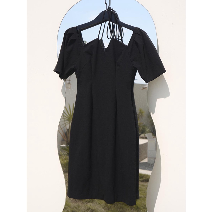 Đầm kiểu ngắn thắt dây sau cổ thời trang GAGO màu đen GG4304