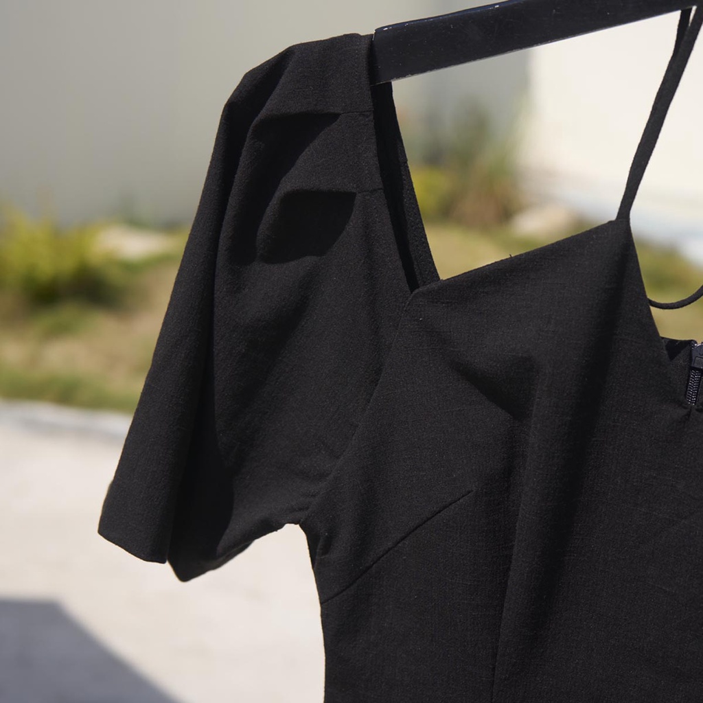 Đầm kiểu ngắn thắt dây sau cổ thời trang GAGO màu đen GG4304