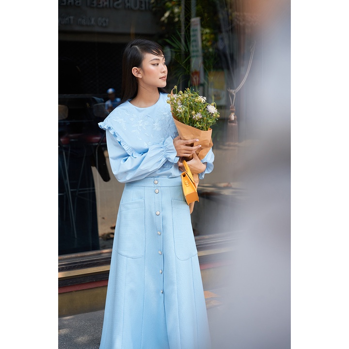 Áo sơ mi xanh dương tay dài cổ bèo thêu hoa SY STORE