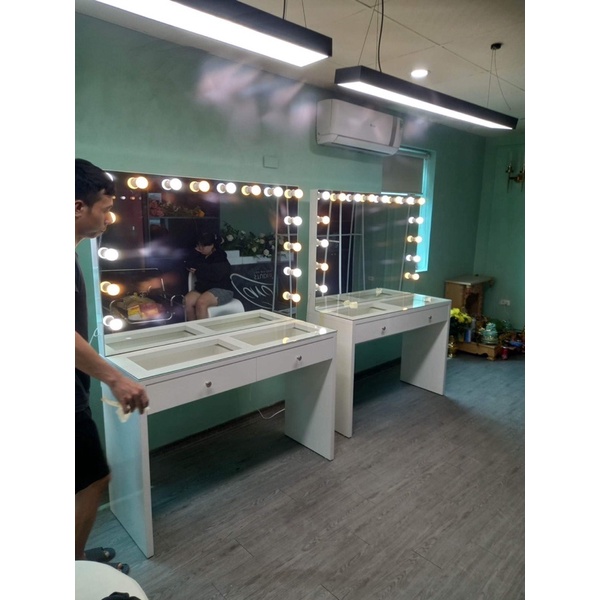 Bàn makeup chuyên nghiệp