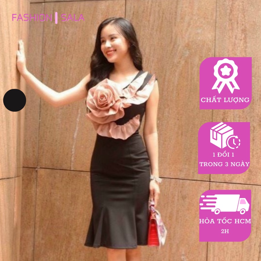 Đầm ôm body sát nách phối hoa voan trước ngực, màu đen.