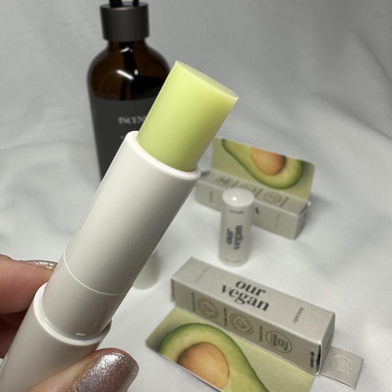 Son dưỡng thuần chay đổi màu 𝗠𝗔𝗡𝗬𝗢 𝗢𝘂𝗿 𝗩𝗲𝗴𝗮𝗻 𝗖𝗼𝗹𝗼𝗿 𝗟𝗶𝗽 𝗕𝗮𝗹𝗺 𝗚𝗿𝗲𝗲𝗻 𝗣𝗶𝗻𝗸 𝟯.𝟳𝗴