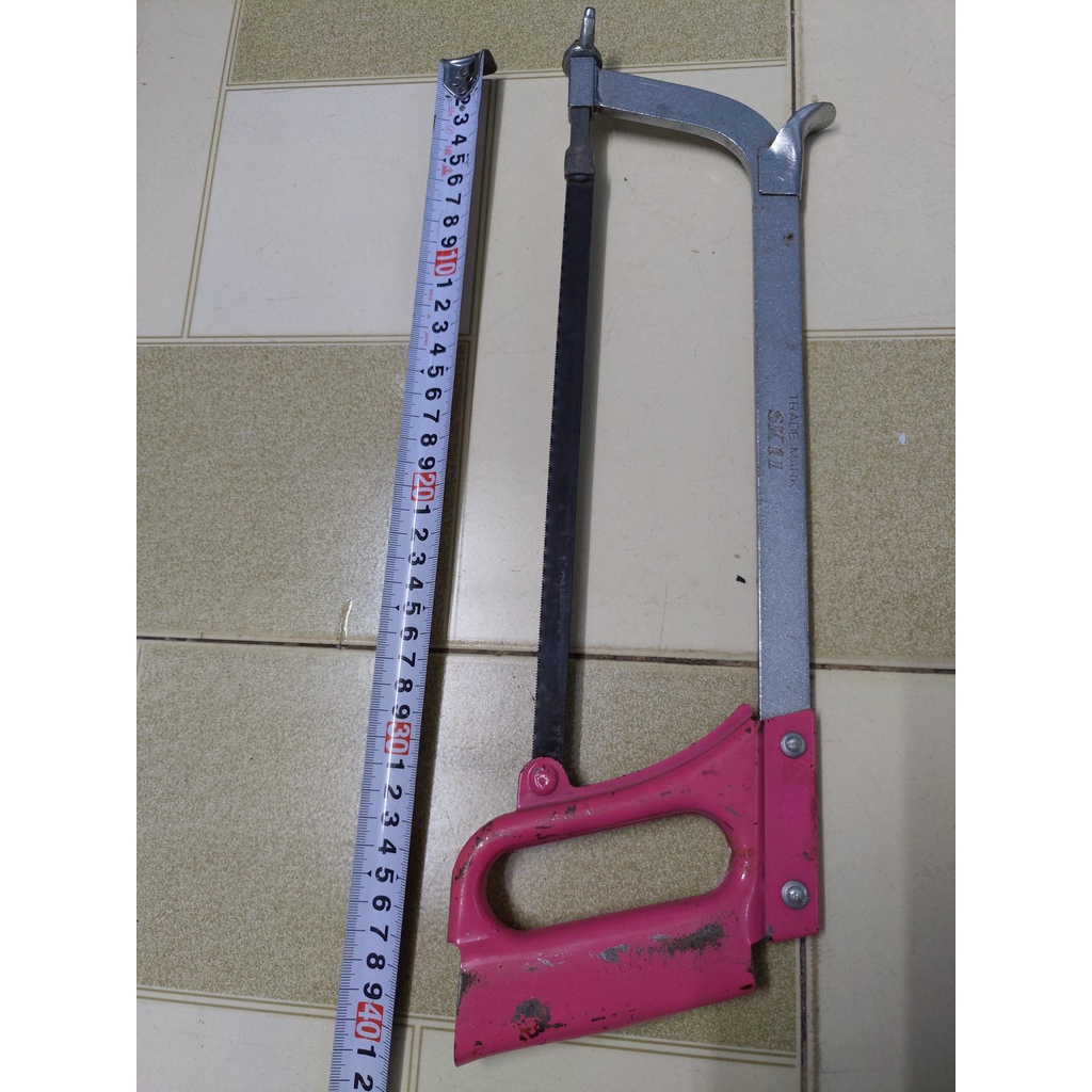 Cưa bãi: cưa sắt TRADE MARK SK11 dài 41cm, lưỡi 26cm, cán sắt, nặng 550g, ngoại hình tương đối