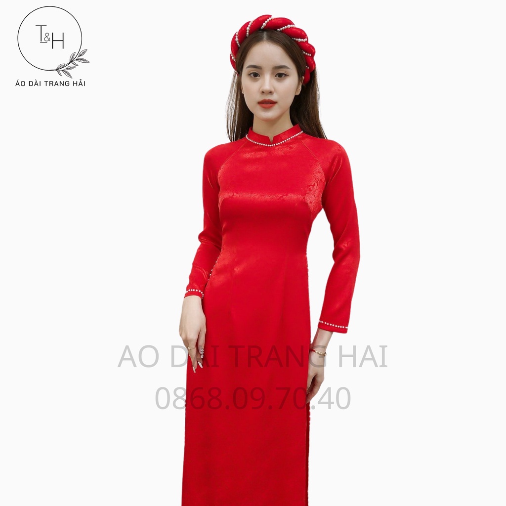 Áo dài lụa gấm hoa văn đính ngọc viền cổ, dáng áo ôm sát 4 tà tôn dáng