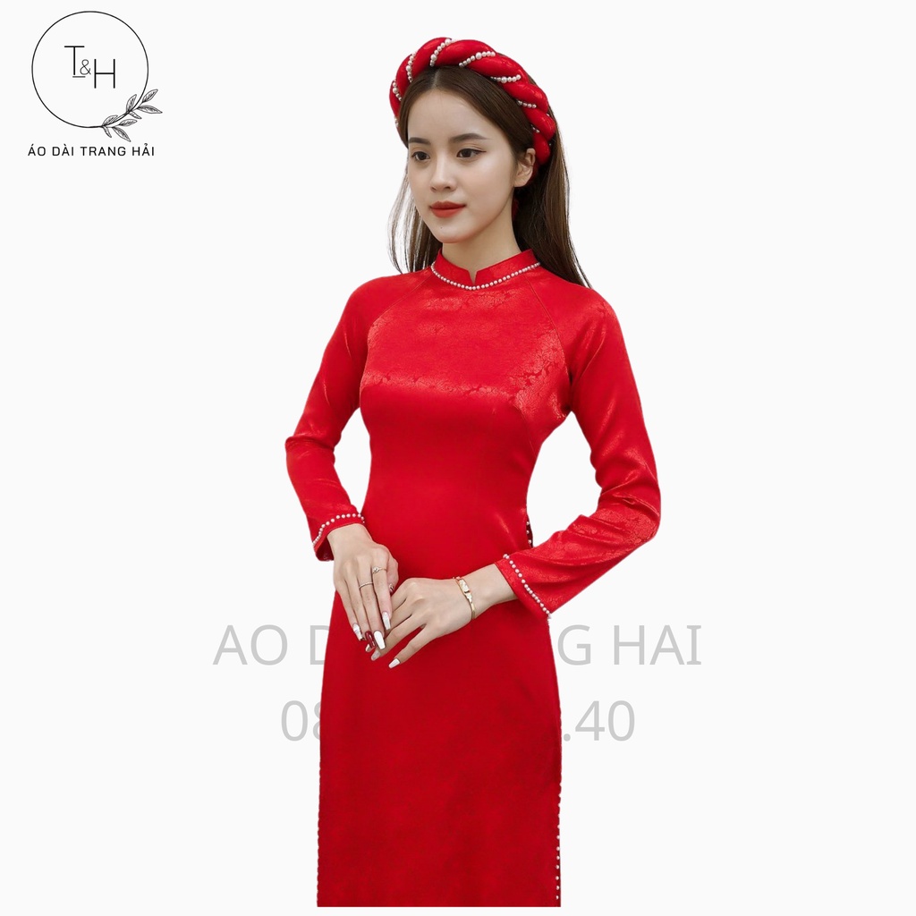 Áo dài lụa gấm hoa văn đính ngọc viền cổ, dáng áo ôm sát 4 tà tôn dáng