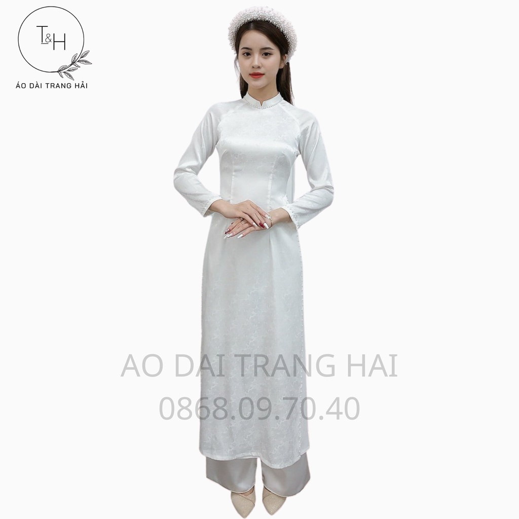 Áo dài lụa gấm hoa văn đính ngọc viền cổ, dáng áo ôm sát 4 tà tôn dáng