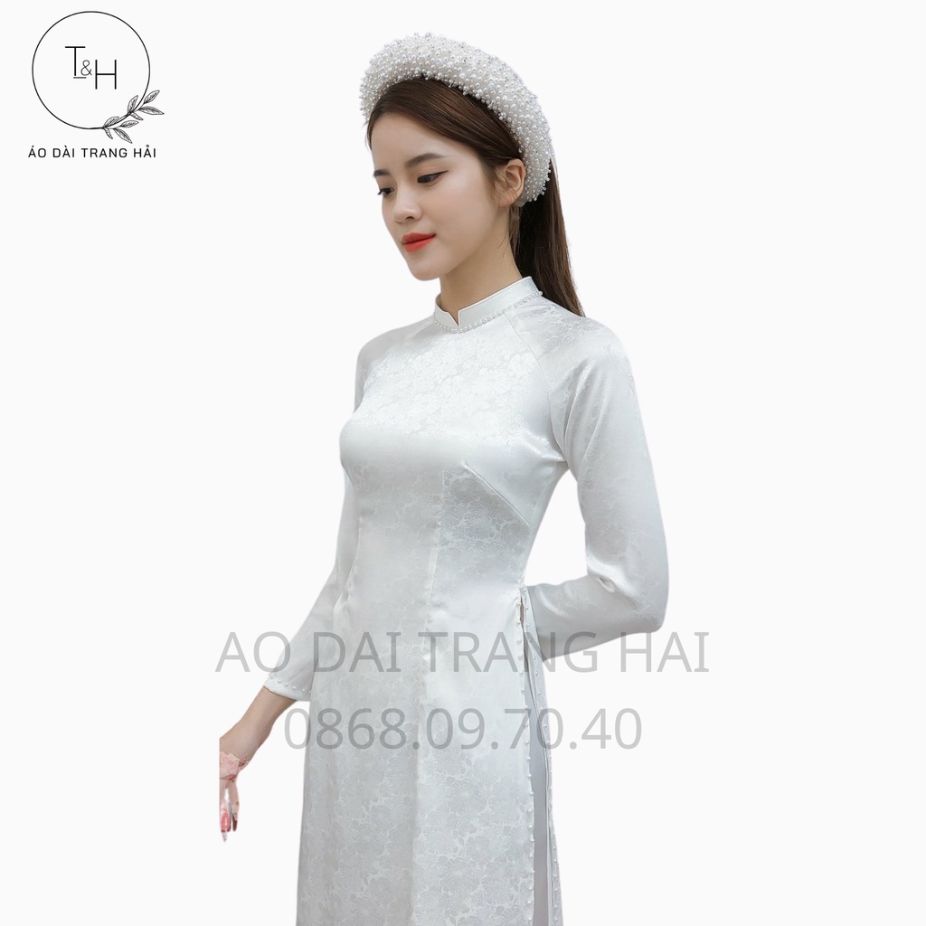 Áo dài lụa gấm hoa văn đính ngọc viền cổ, dáng áo ôm sát 4 tà tôn dáng