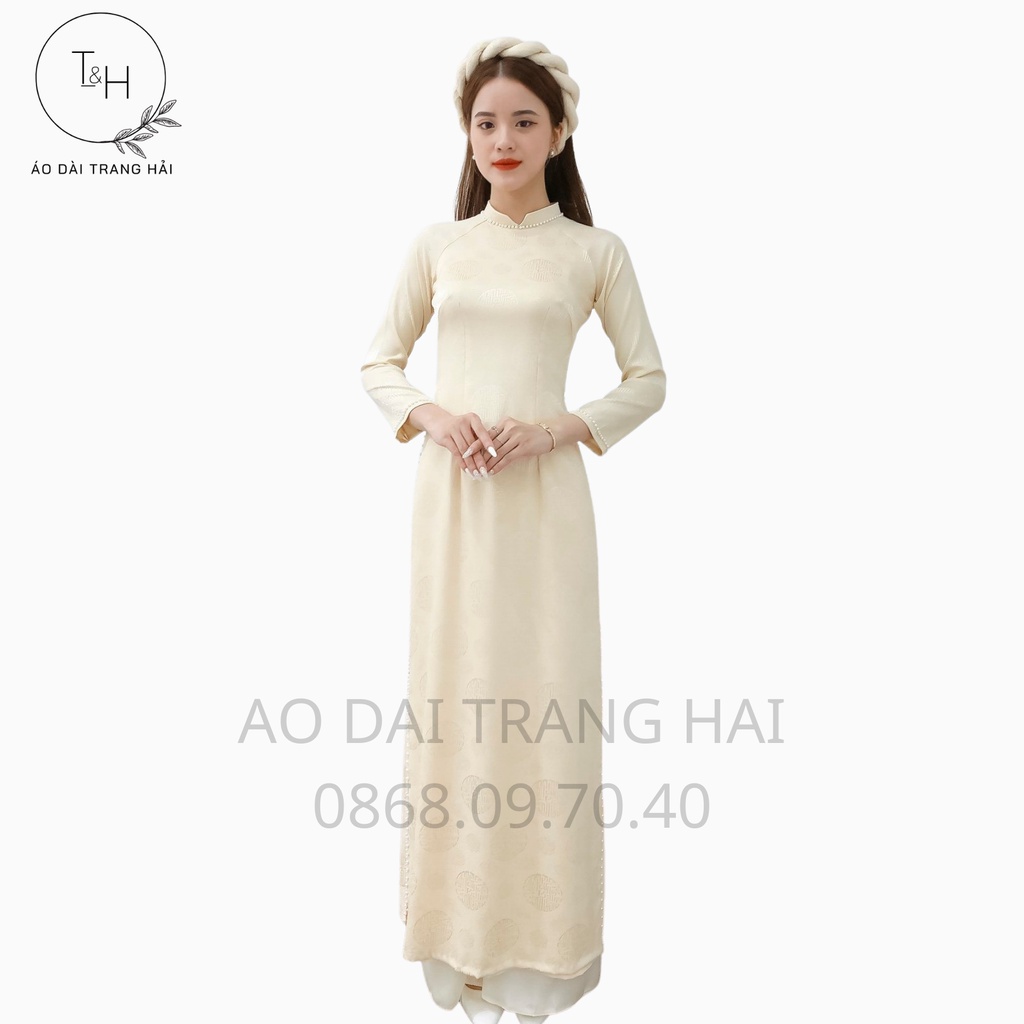 Áo dài lụa gấm hoa văn đính ngọc viền cổ, dáng áo ôm sát 4 tà tôn dáng