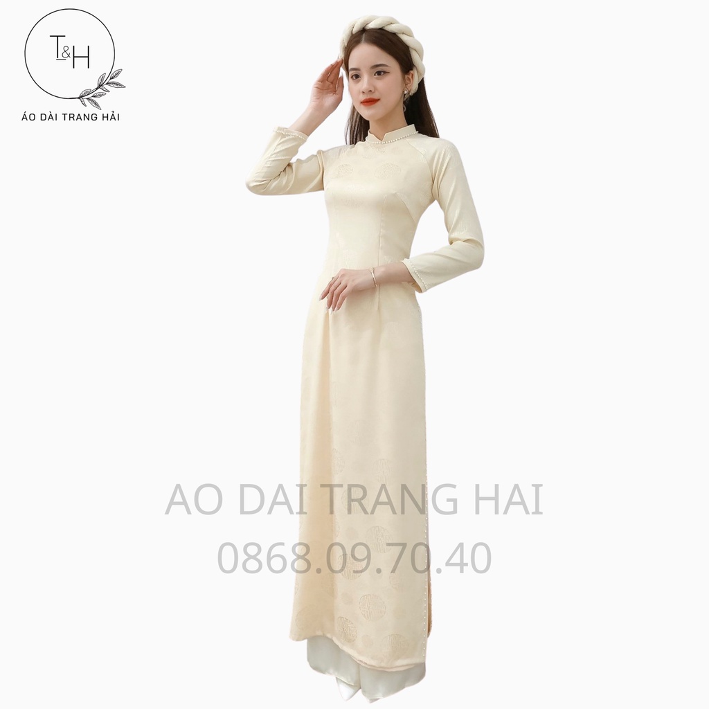 Áo dài lụa gấm hoa văn đính ngọc viền cổ, dáng áo ôm sát 4 tà tôn dáng