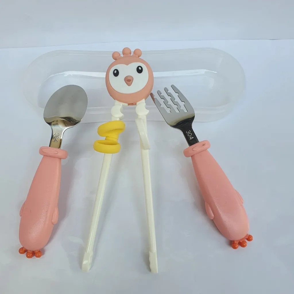 Set Đũa Thìa Nĩa Có Hộp Đựng Cho Bé Hình Chú Gà Xinh Xắn