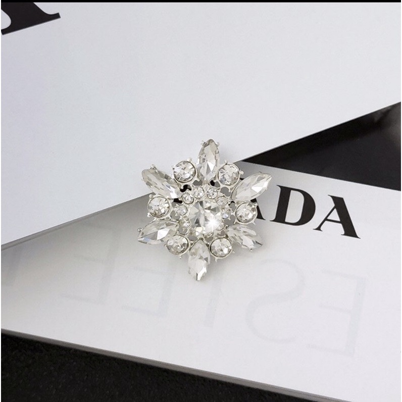 Tag cài đính đá