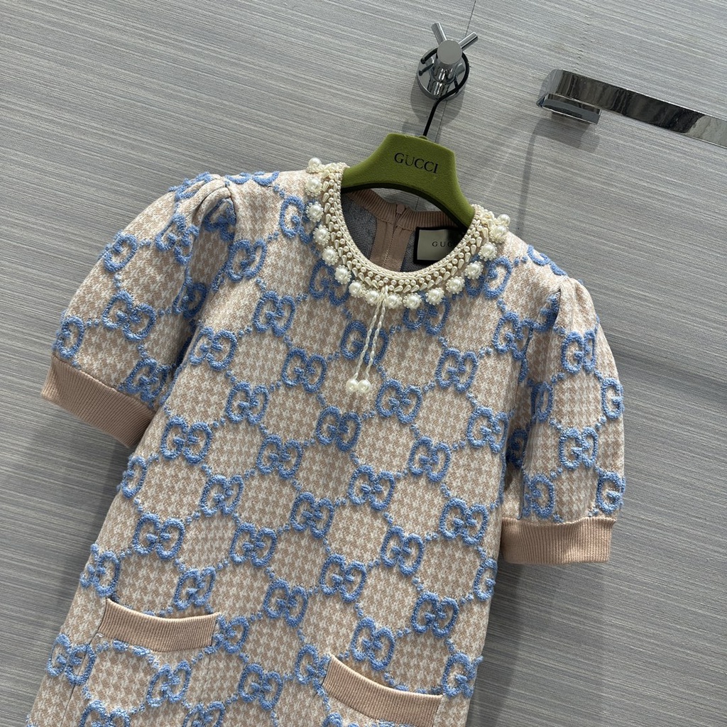 Váy len dệt kim ngắn tay nữ Gucci GC GG đính pearl thêu logo sành điệu
