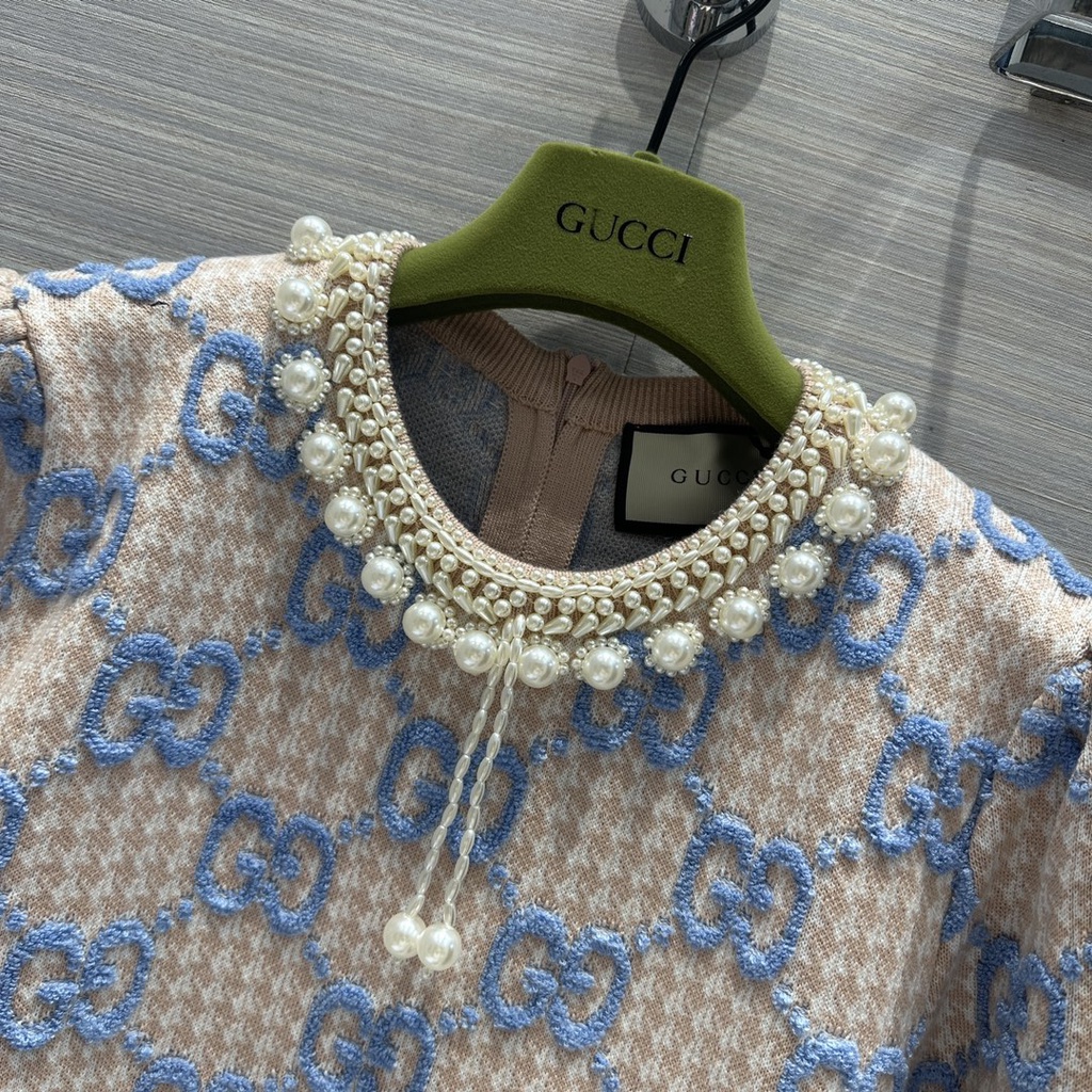 Váy len dệt kim ngắn tay nữ Gucci GC GG đính pearl thêu logo sành điệu