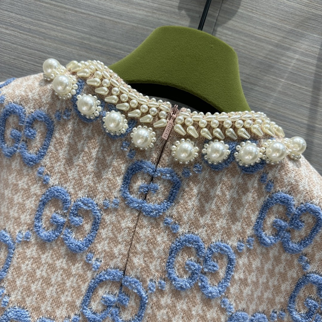 Váy len dệt kim ngắn tay nữ Gucci GC GG đính pearl thêu logo sành điệu