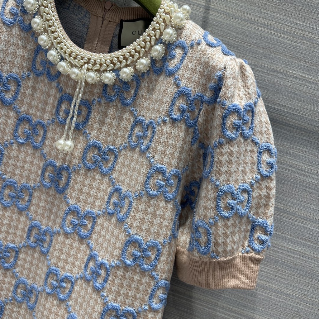 Váy len dệt kim ngắn tay nữ Gucci GC GG đính pearl thêu logo sành điệu