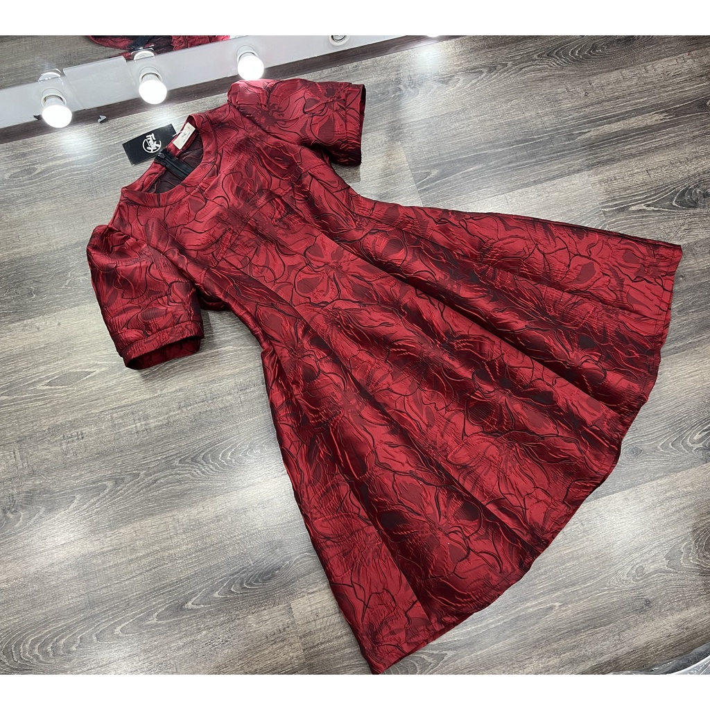 Đầm xòe gấm hoa đỏ xinh xắn tỏa nắng size M