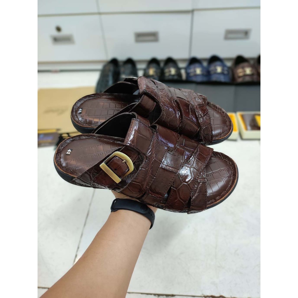Sandal đế mới mang rất thoải mái. Da cá sấu thủ công siêu bền!