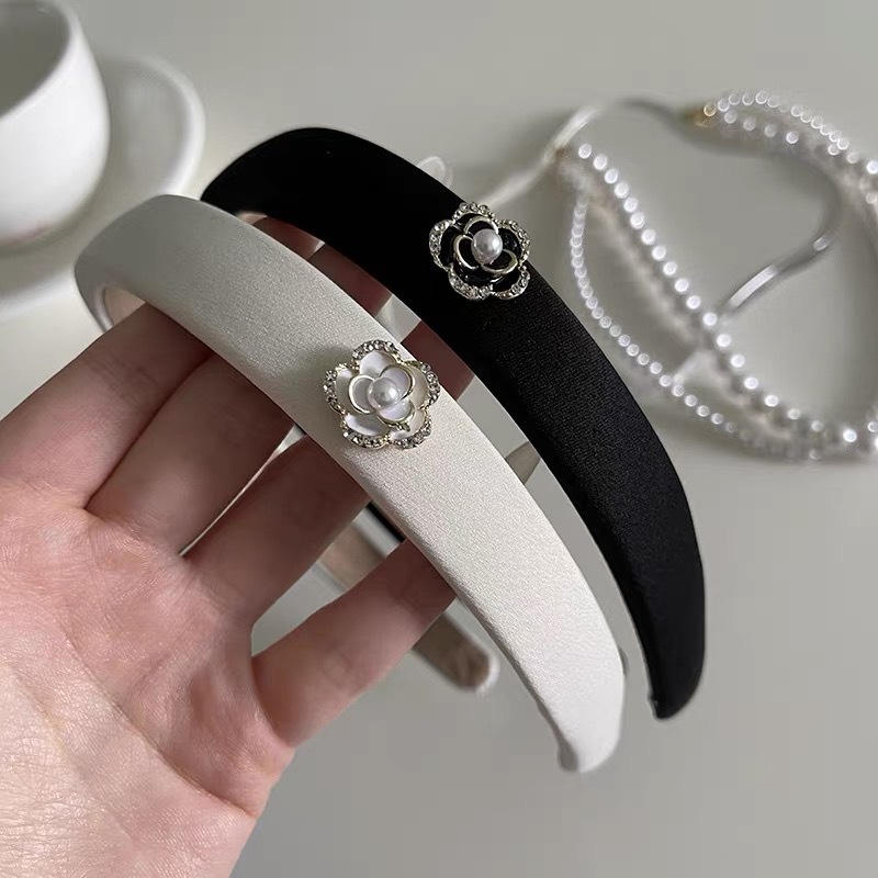 Băng đô cài tóc đính đá hoa trà hai màu trắng đen