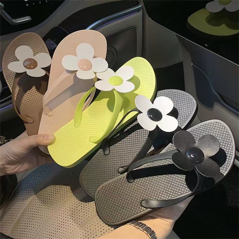 Dép tông hoa nữ mùa hè thời trang bên bờ biển