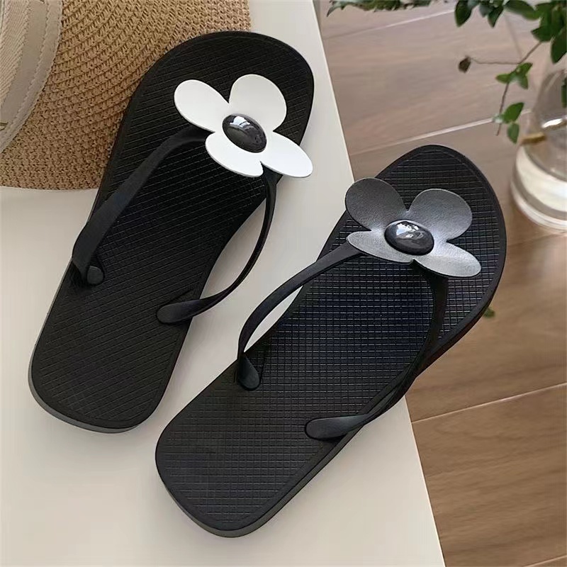 Dép tông hoa nữ mùa hè thời trang bên bờ biển