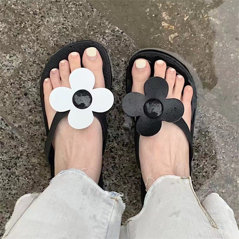 Dép tông hoa nữ mùa hè thời trang bên bờ biển